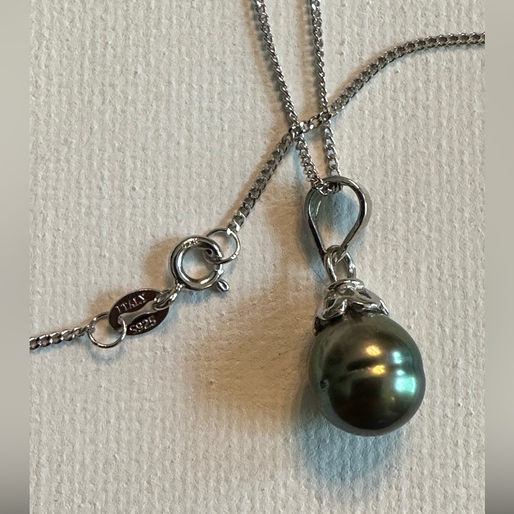 Silver Gray Tahitian Oblong Pearl Pendant on Sterling Silver 20β Italian Chain
